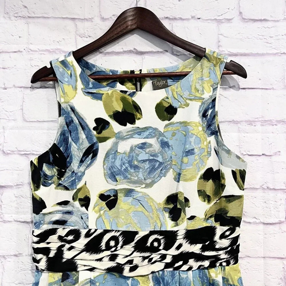 Taylor Size 12 Fit & Flare Dress Green Sleeveless Floral Pattern Lined Pleated - Picture 3 of 12